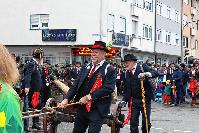 Viele Zuschauer versammeln sich beim Umzug um die Wälder.