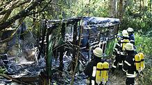 Dicke Rauchschwaden über Ravensburg: Im Wald brannte ein Bauwagen.