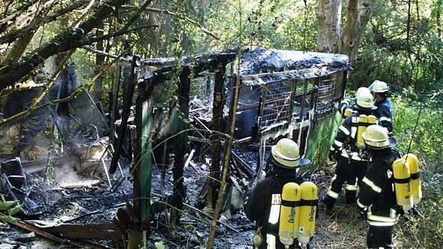 Dicke Rauchschwaden über Ravensburg: Im Wald brannte ein Bauwagen.