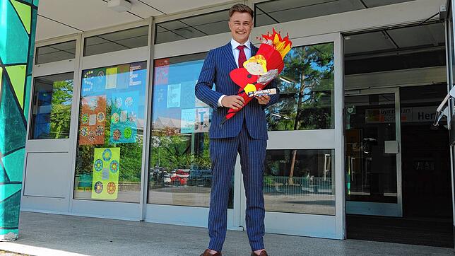 Die Schultüte hat Benjamin Kostenbäder vor Kurzem wiedergefunden und zum Termin an seinem letzten Schultag mitgebracht. Über die ...