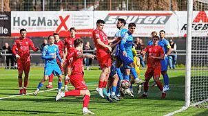 Auch die Rielasinger Chance von Christoph Matt (vorne) nach einer Ecke blieb ungenutzt. Denzlingen gewann in der Talwiese mit 4:0.