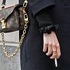Eine Frau hält eine Zigarette während einer Pause. In Frankreich greift vom 1. Juli an ein Rauchverbot in öffentlichen Bereichen.