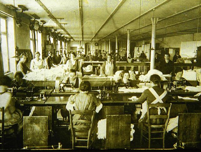 Nähsaal bei Schiesser in Radolfzell um 1945. Nach dem Krieg ging es wieder aufwärts.