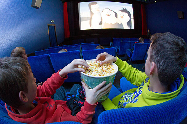 Kinobesucher sitzen mit Popcorn in einem Kino. Ein Investor möchte in Lauchringen ein Lichtspieltheater bauen.