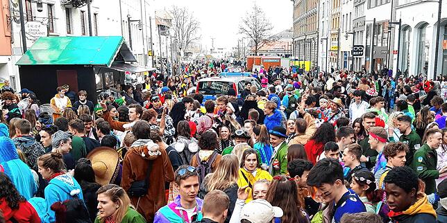 13.55 Uhr am Schmotzigen Dunschtig auf der Marktstätte Konstanz: Der zentrale Platz wird mehr und mehr zur Partymeile.