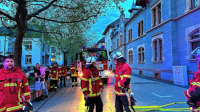 Die Einsatzkräfte der Freiwilligen Feuerwehr absolvierten von Freitagabend bis Samstagvormittag fünf Einsätze in Singen. Das Bild zeigt ...