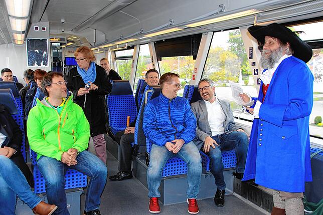 In der Rolle als Max Elsässer bespielt Schauspieler Michael Skuppin (rechts) mehrmals die Räuberbahn und erzählt Geschichte und ...