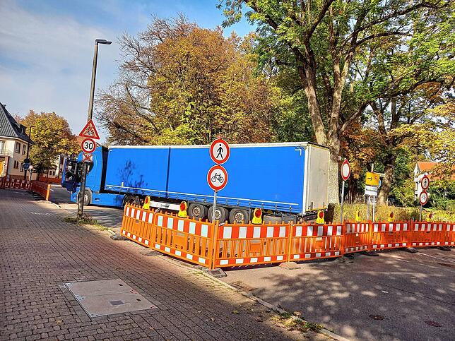 Ein polnischer Lastwagenfahrer ist gleich in der Baustelle steckengeblieben, die Schilder mit dem Durchfahrtsverbot für Lastwagen haben ...