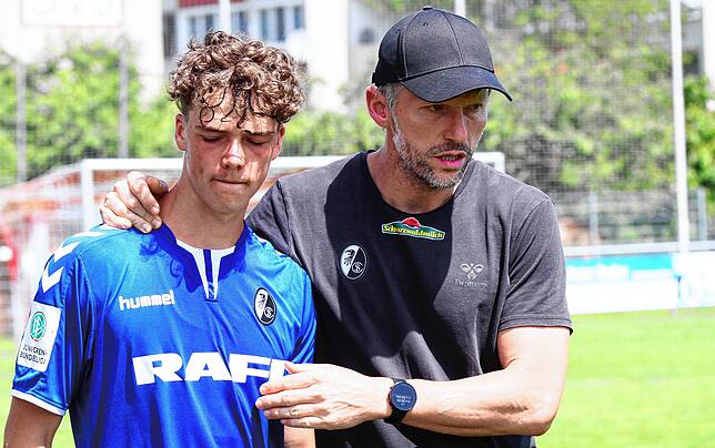 Mach dein Ding: Der Freiburger Trainer Federico Valente spricht Marek Bleise in der Halbzeit der Partie im Jestetter Seestadion noch ...