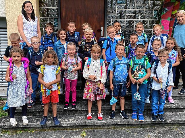 Die Klasse 1a der Grundschule Mühlhausen-Ehingen mit Klassenlehrerin Lisa Brugger und der Inklusionslehrerin Martina Lünnemann bei ihrer ...
