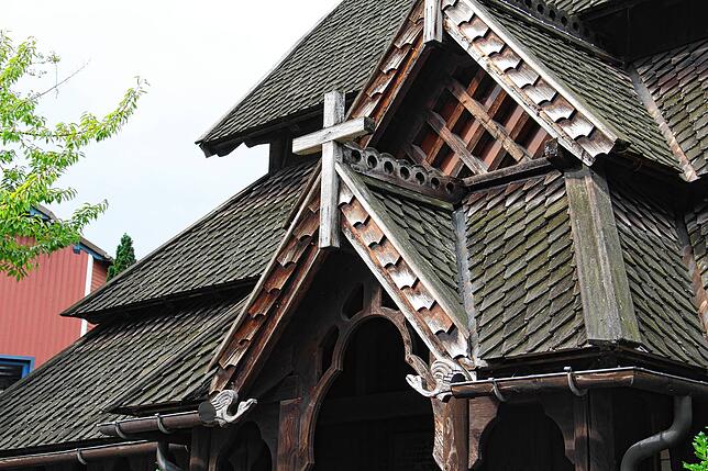 Die norwegische Stabkirche entsteht Anfang der 1990er-Jahre. Auch hier sind Mitarbeiter des Unternehmens Fürst mit dabei.