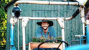 Martin Wangler alias Fidelius Waldvogel gastiert am Samstag, 7. Dezember, in Schönwald. Dabei macht er es sich nicht auf dem Traktor, ...