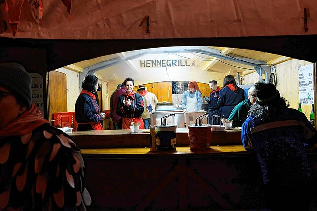 Bild 4: Fasnetsspiel der Hennenschlitter: Die Bilder vom Geschehen auf der Bühne und im Dorf