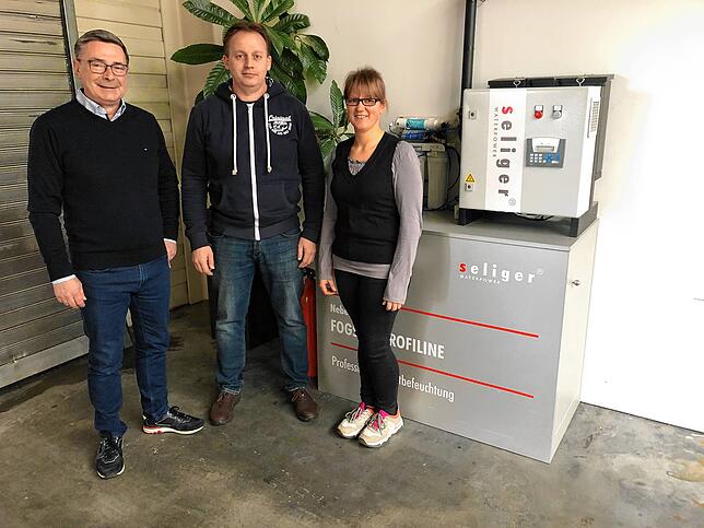 Von links: Thomas Jokisch, Produktentwicklung und der Mann, der nach China fliegt, Firmenchef Roland Seliger und Bianca Beiler aus der ...