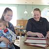 Julia Boßhart mit Sohn Jakob und Carina Steimle vom Landgasthof Linde in Hepbach bleiben entspannt. Sie können ihren Gästen weiterhin ...