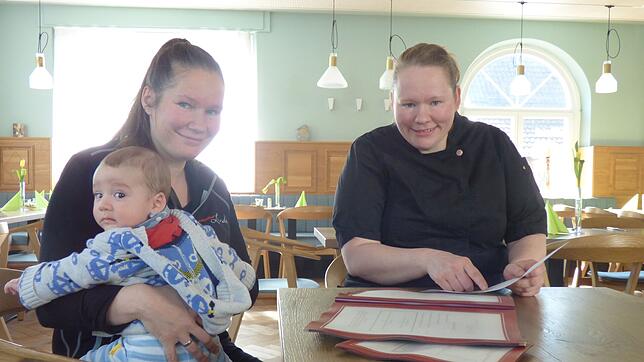 Julia Boßhart mit Sohn Jakob und Carina Steimle vom Landgasthof Linde in Hepbach bleiben entspannt. Sie können ihren Gästen weiterhin ...