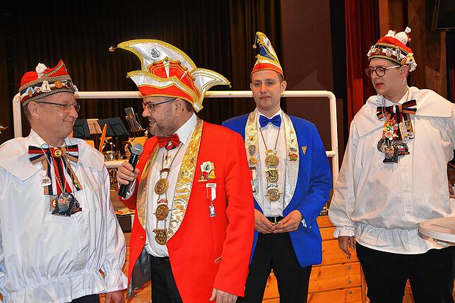 Bild 24: In Bad Dürrheim herrscht am Fasnetmentig beste Feierlaune (1)