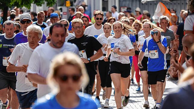 Schwitzen und Laufen für den guten Zweck: 1112 Läufer nahmen am Firmenlauf teil.