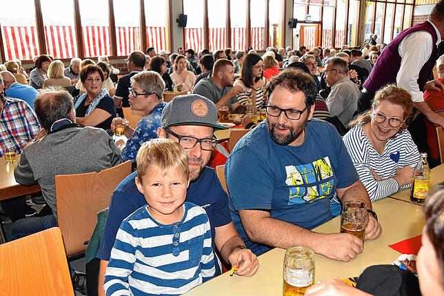 Bild 15: Oldtimer, Schlachtplatte, Musik: So war das Herbstfest in Orsingen