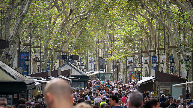 Vielen kommt das Bild bekannt vor: Der von Urlaubern überflutetete Boulevard La Rambla in Barcelona. Die Anzahl der Touristen nimmt ...