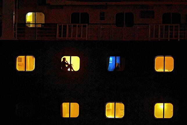 Schatten im Fenster: Ein nachts aufgenommenes Bild der Panamakanal-Durchquerung der Zaandam.