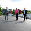 OB Erik Pauly (von links), Ortsvorsteher Michael Böhm und Tiefbauchef Dirk Monien begutachten die sanierte Brigachbrücke.