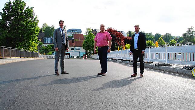 OB Erik Pauly (von links), Ortsvorsteher Michael Böhm und Tiefbauchef Dirk Monien begutachten die sanierte Brigachbrücke.