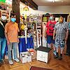 Bei der Präsentation der neuen Produkte der WfbM der Stiftung Liebenau im &bdquo;s&lsquo;Lädele&ldquo;: Wolfgang Schwörer (links) und ...