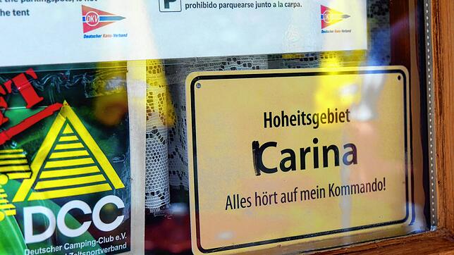&bdquo;Hoheitsgebiet Karina&ldquo; An der Rezeption des DKV-Campingplatzes in Staad steht klar, wer hier die Chefin ist.