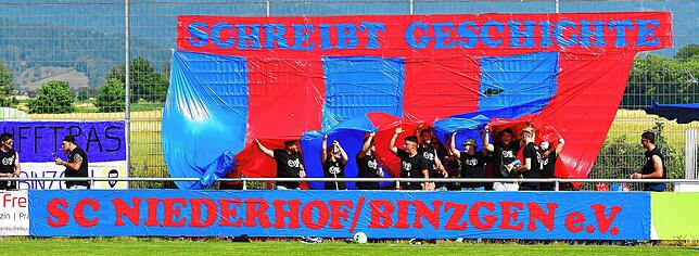 Bild 4: SV Niederhof steigt nach 3:2-Sieg bei der SG Ebnet in die Verbandsliga auf &ndash; und wir haben Bilder!