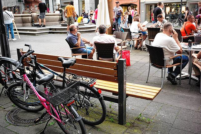 Obere Marktstätte, kostenlos: Am Rand gibt es einige Sitzbänke für Menschen, die nichts konsumieren wollen oder können. Oft sind diese ...