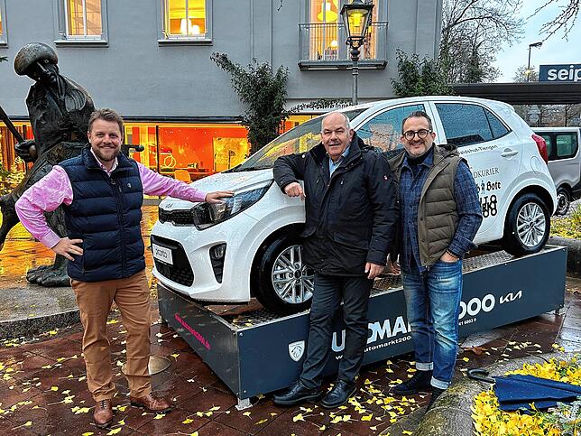 Der Hauptgewinn: Ein Kia Picanto. Hier wird er vor dem Seipp Möbelhaus in Waldshut präsentiert von (von links): Georg Frohm, ...