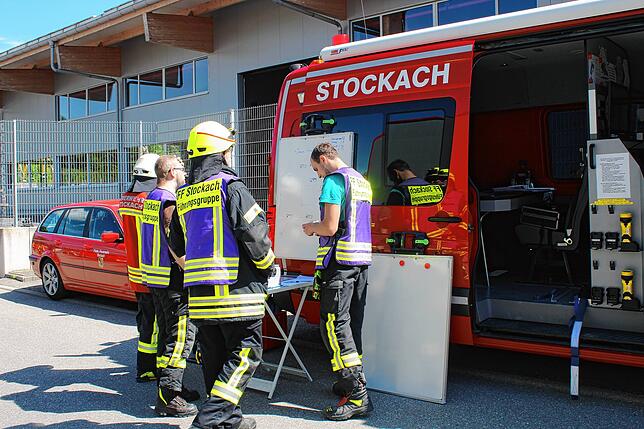 Die Führungsgruppe der Feuerwehr Stockach koordiniert während des Einsatzes in Stockach die verschiedenen Arbeiten und Fahrzeuge.
