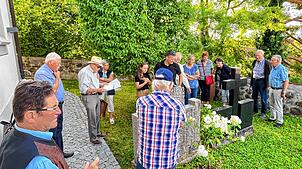 Karl Stehle (mit Hut) führte die Interessierten über den alten Altheimer Friedhof und in die Kirche Sankt Pankratius und Sankt Othmar. ...
