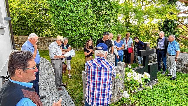Karl Stehle (mit Hut) führte die Interessierten über den alten Altheimer Friedhof und in die Kirche Sankt Pankratius und Sankt Othmar. ...