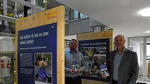 Der Einrichtungsleiter des ASB-Seniorenzentrums Albtal in Albbruck, Raphael Studinger, und Bürgermeister Stefan Kaiser (rechts) hoffen, ...