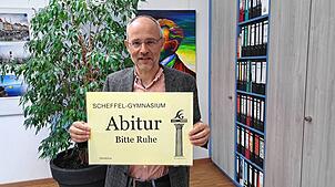 In den kommenden Tagen bittet Schuldirektor Bernd Rieckmann um Ruhe im Scheffel-Gymnasium. Die schriftlichen Abiturprüfungen starten am ...
