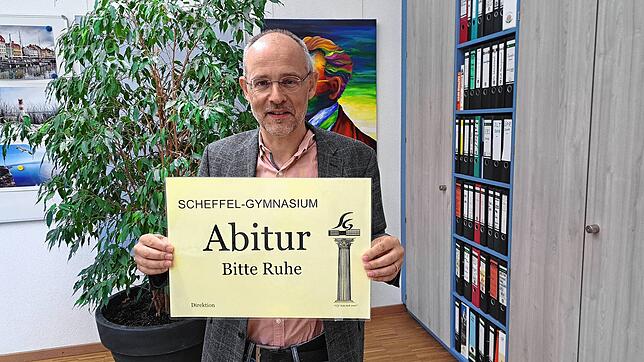 In den kommenden Tagen bittet Schuldirektor Bernd Rieckmann um Ruhe im Scheffel-Gymnasium. Die schriftlichen Abiturprüfungen starten am ...