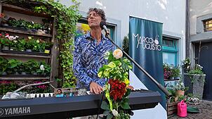 Marco Augusto sorgt beim Afterwork-Event im Klosterhof für die musikalische Unterhaltung.