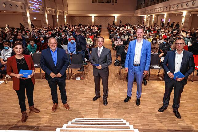 Vor Beginn der Podiumsdiskussion stellten sich die OB-Kandidaten und die SÜDKURIER-Redakteure zum Gruppenbild auf (von links): ...