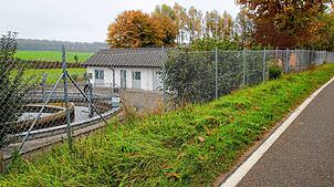 In die Nähe des Belebungsbeckens auf der Sammelkläranlage muss eine Fällmitteldosierungsanlage eingerichtet werden. Für das Silo muss ...