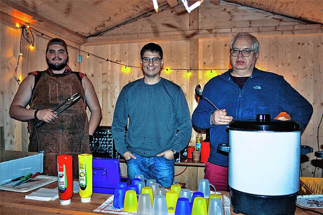 Mitglieder des Musikvereins Todtmoos-Weg verwöhnten die Gäste des Winterdorfes kulinarisch.