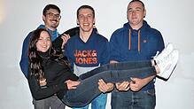 Simon Eckert (Schriftführer), Tobias Mayer (Kassierer) und der stellvertretende Vorsitzende Kai Jünger (von links) tragen die neue ...