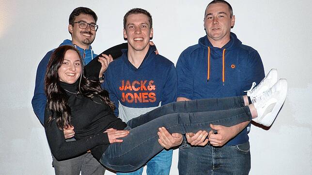Simon Eckert (Schriftführer), Tobias Mayer (Kassierer) und der stellvertretende Vorsitzende Kai Jünger (von links) tragen die neue ...