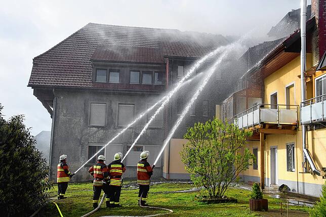 Mit Hilfe von Riegelstellungen konnte das Übergreifen des Feuers auf weitere Gebäude verhindert werden.