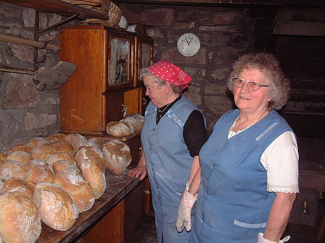 Erinnerungsträchtig ist auch diese Bild das Elsa Müller (links) zusammen mit der Hedwig Dorfmeister (rechts) im Backhaus zeigt.