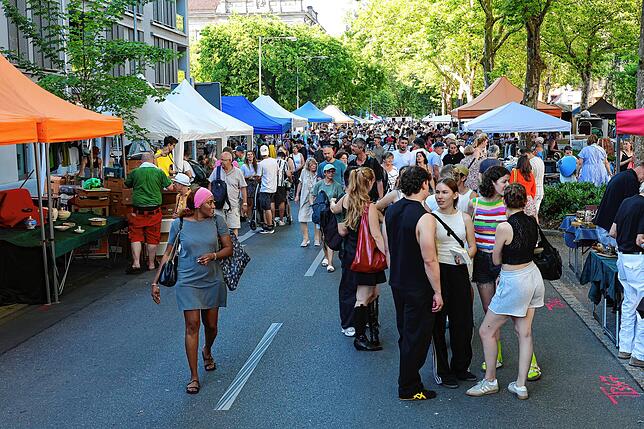 Bild 29: Mega Flohmarkt in Konstanz und Kreuzlingen: die ersten Besucher schlendern über die Verkaufsflächen