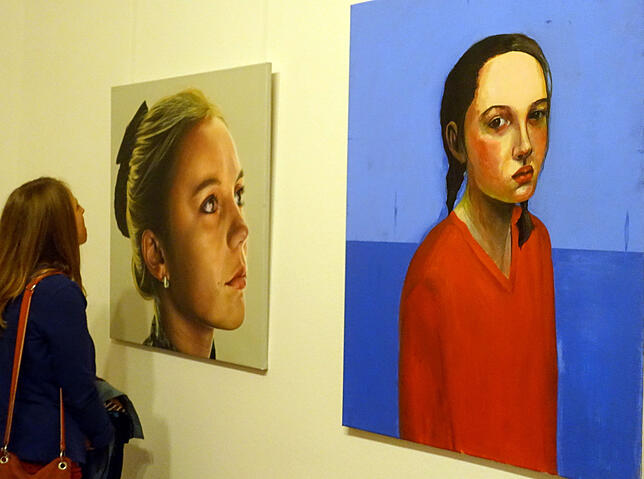 Anziehungspunkt im Grand Salon ist der Porträtraum mit dem Bildnis "Tanja" von Seona Sommer und dem Bild "Rot" von Melanie Tilkov.