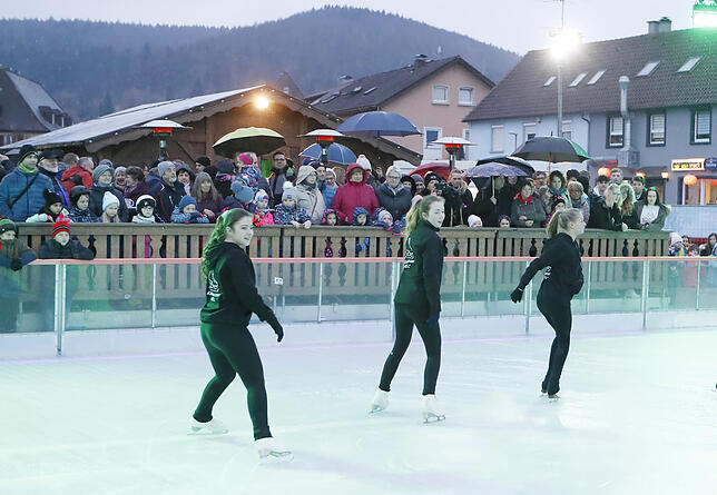 Bild 3: Alle Bilder zum Start der Blumberger Eisbahn