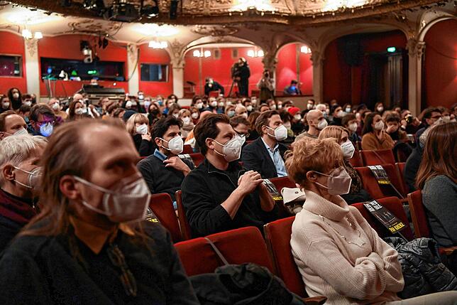 Blick in den prall gefüllten Zuschauerraum des Berliner Ensembles bei einem Pilotprojekt vor zwei Monaten: Ein solches Szenario ist ...